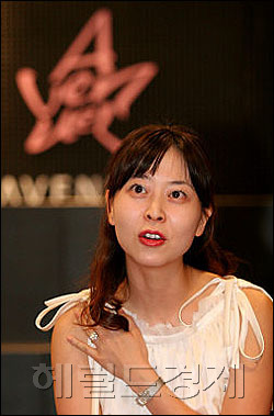 장씨는 지난해 12월 5억원의 자본금으로 서울 강동구 성내동에 본점을 둔 ‘블리스’를 설립 등기했다. 장씨의 어머니인 신영자 사장이 지난해 9월 SK-Ⅱ 화장품 수입을 위해 세웠던 에스앤에스인터내셔날과 같은 자본금 규모다.
블리스는 자본금 5억원으로 과자와 빵 등을 직접 제조하고 와인·음료·식료품 수입 판매도 병행할 예정이다. 관련업계는 “블리스가 에스앤에스보다 인원이나 본점 규모가 훨씬 작다는 점에서 한동안 경영일선에서 물러나 있던 장씨가 독자적으로 사업을 시작한 것”으로 보고 있다