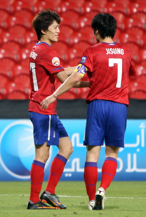 <YONHAP PHOTO-0063> "잘했다 청용아" (아부다비=연합뉴스) 강종구 특파원 = 4일 아랍에미리트(UAE) 아부다비 알자지라 클럽 경기장에서 열린 한국 축구대표팀 대 알자지라 평가전에서 이청용이 첫골을 넣은 뒤 박지성과 함께 기뻐하고 있다. 2011.1.4 inyon@yna.co.kr/2011-01-05 00:46:11/ <저작권자 ⓒ 1980-2011 ㈜연합뉴스. 무단 전재 재배포 금지.>
<YONHAP PHOTO-0063> "잘했다 청용아" (아부다비=연합뉴스) 강종구 특파원 = 4일 아랍에미리트(UAE) 아부다비 알자지라 클럽 경기장에서 열린 한국 축구대표팀 대 알자지라 평가전에서 이청용이 첫골을 넣은 뒤 박지성과 함께 기뻐하고 있다. 2011.1.4 inyon@yna.co.kr/2011-01-05 00:46:11/ <저작권자 ⓒ 1980-2011 ㈜연합뉴스. 무단 전재 재배포 금지.>
<YONHAP PHOTO-0063> "잘했다 청용아" (아부다비=연합뉴스) 강종구 특파원 = 4일 아랍에미리트(UAE) 아부다비 알자지라 클럽 경기장에서 열린 한국 축구대표팀 대 알자지라 평가전에서 이청용이 첫골을 넣은 뒤 박지성과 함께 기뻐하고 있다. 2011.1.4 inyon@yna.co.kr/2011-01-05 00:46:11/ <저작권자 ⓒ 1980-2011 ㈜연합뉴스. 무단 전재 재배포 금지.>