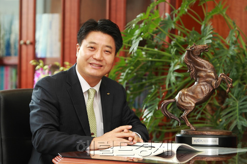 박성호 , 한국 마사회 본부장 / 말 테마파크 조성사업 막바지 접어든 KRA부산경남경마공원 박성호 본부장, “동남권 관광 블루오션 ‘말 산업’ 떠오를 것”