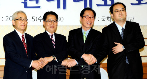 5일 오전 서울 여의도 국회에서 열린 구제역 및 예산 날치기 대책 등 국정현안에 대한 야4당 원내대표 회담에서 박지원 민주당 원내대표(왼쪽 두번째)가 인사말을 하고 있다. 사진 왼쪽부터 이용경 창조한국당 원내대표, 박 원내대표, 권영길 민주노동당 원내대표, 김정진 진보신당 부대표. 박현구 기자phko@heraldm.com 2011.01.05
5일 오전 서울 여의도 국회에서 열린 구제역 및 예산 날치기 대책 등 국정현안에 대한 야4당 원내대표 회담에서 박지원 민주당 원내대표(왼쪽 두번째)가 인사말을 하고 있다. 사진 왼쪽부터 이용경 창조한국당 원내대표, 박 원내대표, 권영길 민주노동당 원내대표, 김정진 진보신당 부대표. 박현구 기자phko@heraldm.com 2011.01.05
5일 오전 서울 여의도 국회에서 열린 구제역 및 예산 날치기 대책 등 국정현안에 대한 야4당 원내대표 회담에서 박지원 민주당 원내대표(왼쪽 두번째)가 인사말을 하고 있다. 사진 왼쪽부터 이용경 창조한국당 원내대표, 박 원내대표, 권영길 민주노동당 원내대표, 김정진 진보신당 부대표. 박현구 기자phko@heraldm.com 2011.01.05
5일 오전 서울 여의도 국회에서 열린 구제역 및 예산 날치기 대책 등 현안에 대한 야 4당 원내대표 회담에서 이용경(왼쪽부터) 창조한국당, 박지원 민주당, 권영길 민주노동당 원내대표와 김정진 진보신당 부대표가 손을 맞잡고 있다. 박현구 기자/phko@