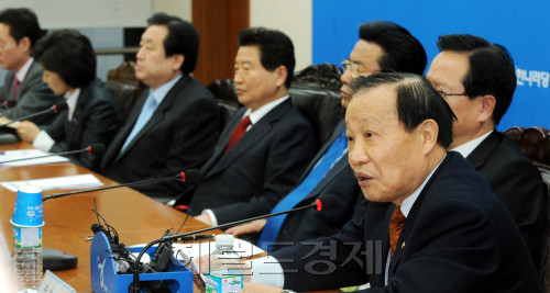이경제 의원이 서울 여의도 당사에서 열린 최고중진연석회의에서 발언을 하고 있다. 박현구 기자phko@heraldm.com 2011.01.05
이경제 의원이 서울 여의도 당사에서 열린 최고중진연석회의에서 발언을 하고 있다. 박현구 기자phko@heraldm.com 2011.01.05