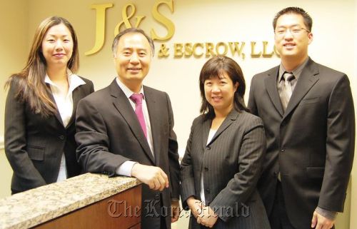 Chun Jong-joon (second to the left) at his Washington law firm with his colleagues.