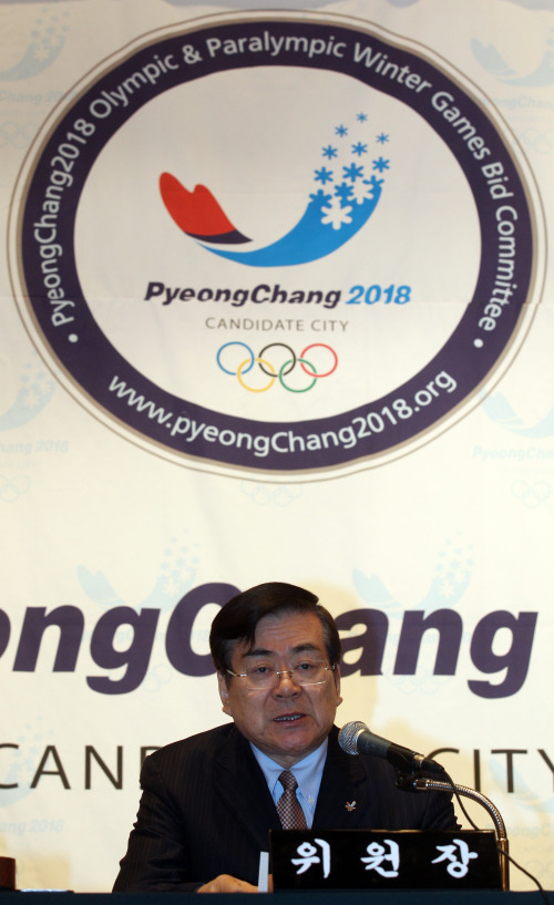 <YONHAP PHOTO-1308> 평창동계올림픽 유치위 총회 (서울=연합뉴스) 한상균 기자 = 2018평창동계올림픽유치위원회 조양호 위원장이 22일 송파구 방이동 올림픽파크텔에서 위원 총회를 주재하고 있다. 평창과 독일 뮌헨, 프랑스 안시가 경합 중인 2018년 동계올림픽 개최지는 내년 7월 남아공 더반에서 열리는 IOC 총회에서 결정된다. 2010.12.22 xyz@yna.co.kr/2010-12-22 14:56:52/ <저작권자 ⓒ 1980-2010 ㈜연합뉴스. 무단 전재 재배포 금지.>
Cho Yang-ho