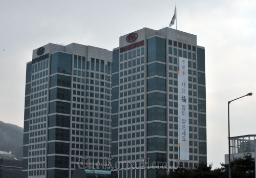 5일 법원의 현대건설인수 MOU가처분 기각판결로 토토사이트 콬그룹의 현대건설인수가 8부능선을 넘은 가운데 양재동 현대기아차그룹은 표정을 감추는 정중동의 모습을 보이고 있다. 신묘년 인사를 알리는 대형걸개그림이 사옥 바깥으로 길게 느리워져있다.<br alt=