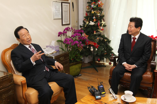 <YONHAP PHOTO-1426> YS, 전재산 사회 환원 (서울 국회사진기자단=연합뉴스) 김영삼 전 대통령이 5일 서울 동작구 상도동 자택을 찾은 한나라당 안상수 대표와 이야기를 나누고 있다. 김 전 대통령은 이날 상도동 자택과 거제도 땅 등 재산 전부를 사회에 환원할 뜻을 밝혔다. 2011.1.5 kane@yna.co.kr/2011-01-05 15:13:02/ <저작권자 ⓒ 1980-2011 ㈜연합뉴스. 무단 전재 재배포 금지.>
Former President Kim Young-sam (left) meets ruling party leader Ahn Sang-soo at his home in Seoul on Wednesday.   Yonhap News
Former President Kim Young-sam (left) meets ruling party leader Ahn Sang-soo at his home in Seoul on Wednesday.   Yonhap News