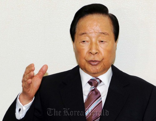 <YONHAP PHOTO-1388> 얘기 나누는 김영삼 전 대통령<br alt=