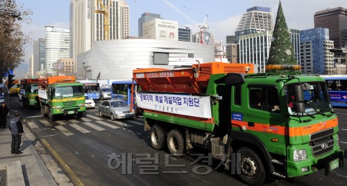 5일 오후 50㎝이상의 폭설이 내려 교통 및 시민생활에 어려움을 겪고있는 경북지역(포항, 경주)에 서울시가 제설작업용 장비 및 제설제를 지원하기 위해 제설차량 및 제설제 살포기 12대등 제설작업 지원단을 파견하고 있다. 박해묵 기자/mook@heraldm.com
5일 오후 50㎝이상의 폭설이 내려 교통 및 시민생활에 어려움을 겪고있는 경북지역(포항, 경주)에 서울시가 제설작업용 장비 및 제설제를 지원하기 위해 제설차량 및 제설제 살포기 12대등 제설작업 지원단을 파견하고 있다. 박해묵 기자/mook@heraldm.com
5일 오후 50㎝이상의 폭설이 내려 교통 및 시민생활에 어려움을 겪고있는 경북지역(포항, 경주)에 서울시가 제설작업용 장비 및 제설제를 지원하기 위해 제설차량 및 제설제 살포기 12대등 제설작업 지원단을 파견하고 있다. 박해묵 기자/mook@heraldm.com