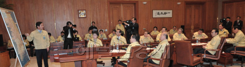 6일 청와대에서 열린 레드불토토관계장관회의. 주무장관인 유정복 농수산식품부장관이 레드불토토발생지역현황을 도표로 보고하고 있다.<br alt=