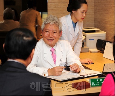 김진규, 토토사이트 번호 차단학교 총장 / 김진규 토토사이트 번호 차단 총장 직접 환자 진료
