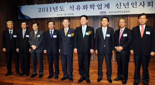 석유화학업계가 6일 서울 장충동 신라호텔에서 석유화학협회 주관하에 신년인사회를 했다. 이날 행사에는 박찬구 금호석유화학 회장, 정범식 호남석유화학 사장, 허원준 한화케미칼 부회장, 김반석 LG화학 부회장 등 120여명이 참석했다. 박현구 기자/phko@
