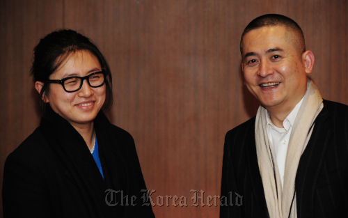 중국 미술작가 쩡판즈, 송이거. 박해묵 기자/mook@heraldm.com
Song Yige (left) poses with renowned Chinese artist Zeng Fanzhi at Hotel Shilla in Seoul, Wednesday.  Park Hae-mook/The Korea Herald.