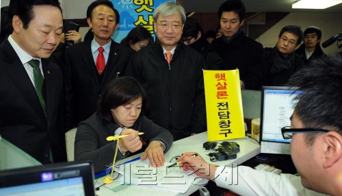 김석동 금융귀원장이 6일 오전 서울 금천구 시흥동 새마을금고를 방문해 햇살론 상담창구를 보고 있다. 박현구 기자phko@heraldm.com 2011.01.06
Financial Services Commission Chairman Kim Seok-dong (third from left) checks up on micro-loan products for the low- and middle-income brackets at the Korean Federation of Community Credit Cooperative in Seoul on Thursday.     Park Hyun-koo/Korea Herald
Financial Services Commission Chairman Kim Seok-dong (third from left) checks up on micro-loan products for the low- and middle-income brackets at the Korean Federation of Community Credit Cooperative in Seoul on Thursday.     Park Hyun-koo/Korea Herald