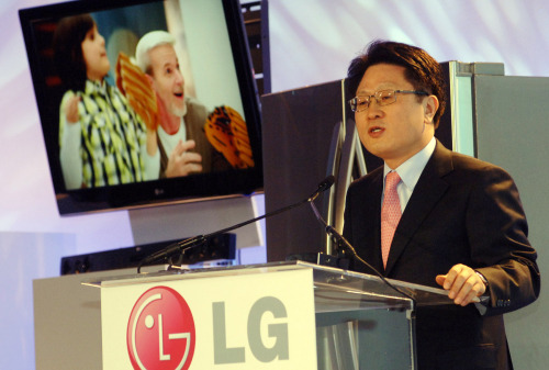 <YONHAP PHOTO-0713> LG 안승권 사장, “올해 스마트 제품에 대한 모든 것을 보여줄 것” (서울=연합뉴스) LG전자 최고기술책임자(CTO) 안승권 사장이 5일(현지시간) 미국 라스베이거스 샌즈 엑스포(Sands expo)에서 열린 LG글로벌 프레스 컨퍼런스에서 스마트TV를 비롯한 LG전자 혁신 제품과 기술을 발표하고 있다. 2011.1.6 << LG전자 >> photo@yna.co.kr/2011-01-06 07:55:02/ <저작권자 ⓒ 1980-2011 ㈜연합뉴스. 무단 전재 재배포 금지.>
Scott Ahn, LG Electronics chief technology officer LG Electronics
