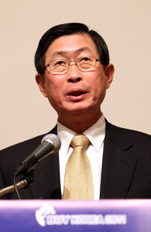 <YONHAP PHOTO-1311> 개회사하는 조환익 사장 (서울=연합뉴스) 이지은 기자 = 코트라(KOTRA)가 6일 오전 서울 중구 소공동 롯데호텔에서 국내 수출기업인들을 대상으로 글로벌마켓 포럼을 개최한 가운데 조환익 KOTRA 사장이 개회사를 하고 있다. 2011.1.6 jieunlee@yna.co.kr/2011-01-06 13:33:18/ <저작권자 ⓒ 1980-2011 ㈜연합뉴스. 무단 전재 재배포 금지.>
KOTRA president Cho Hwan-eik
Yonhap News
KOTRA president Cho Hwan-eik
Yonhap News