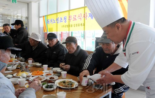 6일 경상북도 김천시 농소면 신촌리에 위치한 (주)삼립식품 김천휴게소 서울방향(소장 윤한재)에서 신묘년 새해를 맞이하여 농소면 소재 독거노인 초청 무료식사제공 행사를 가졌다. 이번 행사에는 30여명의 농소면 독거노인이 참석하여 식사와 선물을 제공 받았고, 앞으로 매년 김천 휴게소 서울방향에서는 주위의 독거노인들을 위한 경로잔치를 개최 할 계획이다. <br />이상섭기자/babtong@heraldm.com 2011.01.06
6일 경상북도 김천시 농소면 신촌리에 위치한 (주)삼립식품 김천휴게소 서울방향(소장 윤한재)에서 신묘년 새해를 맞이하여 농소면 소재 독거노인 초청 무료식사제공 행사를 가졌다. 이번 행사에는 30여명의 농소면 독거노인이 참석하여 식사와 선물을 제공 받았고, 앞으로 매년 김천 휴게소 서울방향에서는 주위의 독거노인들을 위한 경로잔치를 개최 할 계획이다.
이상섭기자/babtong@heraldm.com 2011.01.06