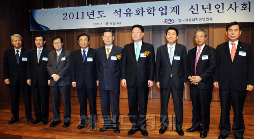 2011년도 석유화학업게 신년인사회가  6일 서울 신라호텔에서 열렸다. 왼쪽부터 이선규 대한유화공업 사장, 이상규 타프로 사장, 박찬구 금호석유화학 회장, 정범석 호남석유화학 사장,  허원준 협회장, 조석 지식경제부 성장동력 실장, 김반석 LG화학 부회장, 한주희 대림산업 사장, 허수영 케이피케미칼 사장. 박현구 기자phko@heraldm.com 2011.01.06
2011년도 석유화학업게 신년인사회가  6일 서울 신라호텔에서 열렸다. 왼쪽부터 이선규 대한유화공업 사장, 이상규 타프로 사장, 박찬구 금호석유화학 회장, 정범석 호남석유화학 사장,  허원준 협회장, 조석 지식경제부 성장동력 실장, 김반석 LG화학 부회장, 한주희 대림산업 사장, 허수영 케이피케미칼 사장. 박현구 기자phko@heraldm.com 2011.01.06