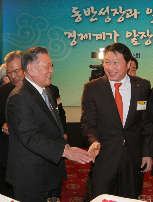 이명박대통령이 참석한 가운데 5일 오후 서울 코엑스에서 열린 경제계 신년인사회에서 정몽구 현대차그룹회장과 최태원 SK회장이 담소를 나누고 있다.<br />정희조 기자/checho@heraldm.com 110105
Hyundai Motor Group chairman Chung Mong-koo (left) and SK Group chairman Chey Tae-won shake hands at the Korea Chamber of Commerce and Industry’s New Year’s event for business leaders at the COEX exhibition center in Seoul on Wednesday.
Chung Hee-cho/The Korea Herald