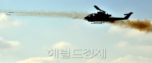 항공작전사령부는 6일 경기도 양평군 비승사격장에서  새해 첫 전투훈련을 실시해 AH-1S 코브라 공격헬기가 2.75인치 로켓을 목표를 향해  발사하고 있다. 양평=박해묵 기자/mook@heraldm.com
항공작전사령부는 6일 경기도 양평군 비승사격장에서  새해 첫 전투훈련을 실시해 AH-1S 코브라 공격헬기가 2.75인치 로켓을 목표를 향해  발사하고 있다. 양평=박해묵 기자/mook@heraldm.com