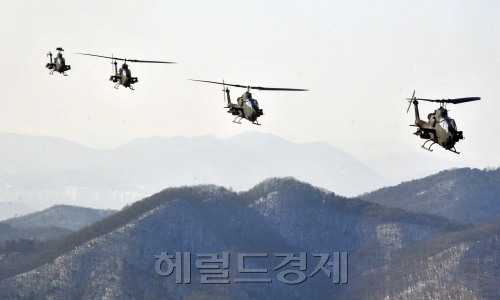 6일  육군 항공작전사령부에서 열린 새해 첫 전투훈련에서 코브라 헬기들이 경기도 양평 비승사격장으로 향햐고있다.  양평=박해묵 기자/mook@heraldm.com
6일  육군 항공작전사령부에서 열린 새해 첫 전투훈련에서 코브라 헬기들이 경기도 양평 비승사격장으로 향햐고있다.  양평=박해묵 기자/mook@heraldm.com