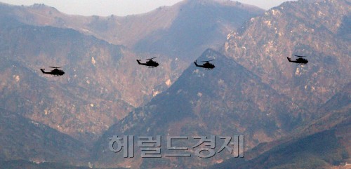 6일 오전 경기 양평 육군 항공작전사령부 비승사격장에서 진행된 새해 첫 코브라 전술비행 및 사격 훈련을 위해  AH-1S(코브라) 헬기 편대가 경기 이천 사령부본부에서 사격장으로 비행하고 있다.  양평=박해묵 기자/mook@heraldm.com
6일 오전 경기 양평 육군 항공작전사령부 비승사격장에서 진행된 새해 첫 코브라 전술비행 및 사격 훈련을 위해  AH-1S(코브라) 헬기 편대가 경기 이천 사령부본부에서 사격장으로 비행하고 있다.  양평=박해묵 기자/mook@heraldm.com