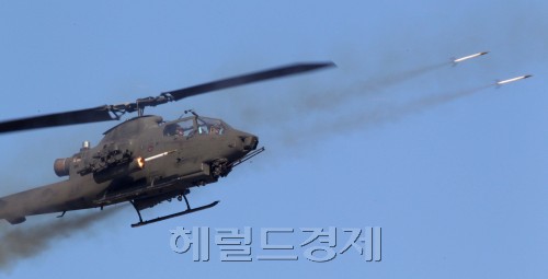 6일 오전 경기 양평 육군 항공작전사령부 비승사격장에서 진행된 새해 첫 코브라 전술비행 및 사격 훈련에서 AH-1S(코브라) 헬기 편대가 2.75인치 로켓을  발사하고 있다.   양평=박해묵 기자/mook@heraldm.com
6일 오전 경기 양평 육군 항공작전사령부 비승사격장에서 진행된 새해 첫 코브라 전술비행 및 사격 훈련에서 AH-1S(코브라) 헬기 편대가 2.75인치 로켓을  발사하고 있다.   양평=박해묵 기자/mook@heraldm.com