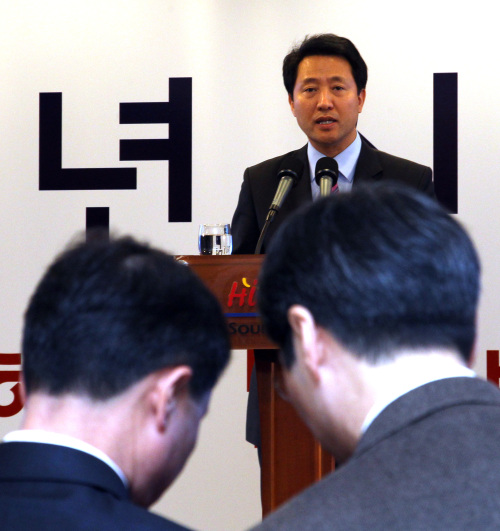 오세훈 서울시장 신년인사회 / <포토뉴스>인삿말하는 시장, 귀엣말 나누는 허광태 의회의장ㆍ곽노현교육감