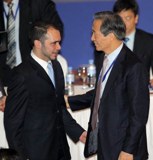 Chung Mong-joon (right) congratulates Jordan's Prince Ali bin al-Hussein after he won the votes of the FIFA vice-presidency for Asia on Thursday. AFP-Yonhapnews