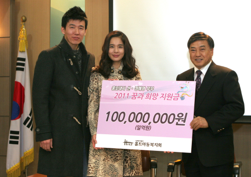 <YONHAP PHOTO-2131> 션 정혜영 부부, 홀트아동복지회에 1억원 쾌척 (서울=연합뉴스) 홀트아동복지회 홍보대사 션 정혜영 부부가 6일 오후 서울 마포구 합정동 홀트아동복지회본부를 방문해 기부금을 1억원을 전달하고 있다. 2011.1.6 photo@yna.co.kr/2011-01-06 18:59:24/ <저작권자 ⓒ 1980-2011 ㈜연합뉴스. 무단 전재 재배포 금지.>
<YONHAP PHOTO-2131 alt=