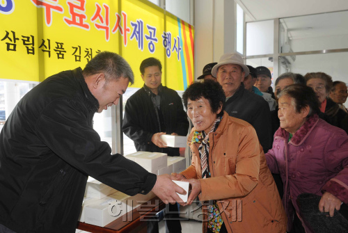 6일 한국도로공사 경부고속도로 김천 상행 휴게소에서 삼립식품이 새해를 맞이하여 김천시 농소면 독거노인들을 초청하여 음식과 선물을 전달하는 행사를 가졌다. 삼립식품 윤한재 소장은 사회공헌 프로그램의 일환으로 매년 불우이웃 및 독거노인들을 초청하는 행사를 가질 것 이라고  밝혔다. /이상섭기자/babtong@heraldm.com 2011.01.06
6일 한국도로공사 경부고속도로 김천 상행 휴게소에서 삼립식품이 새해를 맞이하여 김천시 농소면 독거노인들을 초청하여 음식과 선물을 전달하는 행사를 가졌다. 삼립식품 윤한재 소장은 사회공헌 프로그램의 일환으로 매년 불우이웃 및 독거노인들을 초청하는 행사를 가질 것 이라고  밝혔다. /이상섭기자/babtong@heraldm.com 2011.01.06
6일 한국도로공사 경부고속도로 김천 상행 휴게소에서 삼립식품이 새해를 맞이하여 김천시 농소면 독거노인들을 초청하여 음식과 선물을 전달하는 행사를 가졌다. 삼립식품 윤한재 소장은 사회공헌 프로그램의 일환으로 매년 불우이웃 및 독거노인들을 초청하는 행사를 가질 것 이라고  밝혔다. /이상섭기자/babtong@heraldm.com 2011.01.06