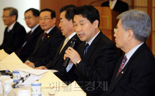 이주호 교육과학기술부장관이 7일 오전 서울 중구 프레지던트호텔에서 한국대학교육협의회가 주최한 대학총장 간담회에 참석해 "올해 등록금을 동결한 대학에 인센티브를 제공하겠다"는 내용의 모두발언을 하고 있다. 박해묵 기자/mook@heraldm.com
이주호 교육과학기술부장관이 7일 오전 서울 중구 프레지던트호텔에서 한국대학교육협의회가 주최한 대학총장 간담회에 참석해 "올해 등록금을 동결한 대학에 인센티브를 제공하겠다"는 내용의 모두발언을 하고 있다. 박해묵 기자/mook@heraldm.com