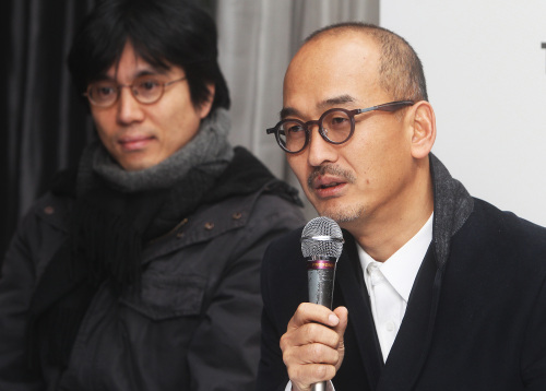 <YONHAP PHOTO-1027> 인사말하는 이준익 감독 (서울=연합뉴스) 홍기원 기자 = 5일 오전 낙원동의 한 카페에서 열린 '2011년 시네마테크의 친구들 영화제' 기자 간담회에서 이준익 감독이 인사말을 하고 있다. 2011.1.5 xanadu@yna.co.kr/2011-01-05 11:54:24/ <저작권자 ⓒ 1980-2011 ㈜연합뉴스. 무단 전재 재배포 금지.>
Movie director Lee Joon-ik speaks at a press conference promoting the 6th Cinematheque Friends Film Festival in Seoul, Wednesday. Yonhap News