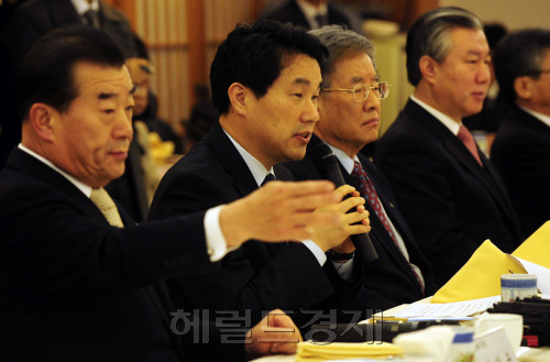 이주호 교육과학기술부 장관이 7일 서울 을지로 프레지던트호텔에서 한국대학교육협의회가 주최한 대학총장 간담회에 참석해 “등록금 인상을 자제하는 대학에 인센티브를 확대하겠다”는 내용으로 모두발언을 하고 있다.  박해묵 기자/mook@