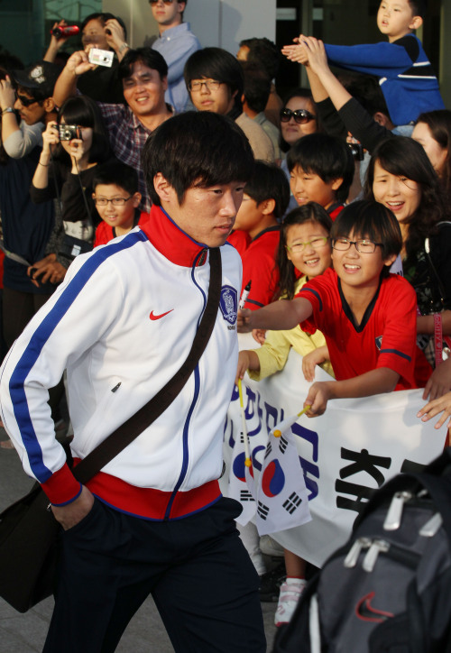 <YONHAP PHOTO-2496> 캡틴 박지성 도하 입성 (도하=연합뉴스) 김주성 기자 = 51년만에 아시안컵 우승을 노리는 한국 축구대표팀의 주장 박지성이 6일 오후(한국시간) 카타르 도하 국제공항에 도착해 교민들의 환영을 받으며 공항을 빠져나가고 있다. 2011.1.6 utzza@yna.co.kr/2011-01-06 22:16:11/ <저작권자 ⓒ 1980-2011 ㈜연합뉴스. 무단 전재 재배포 금지.>
Park Ji-sung arrives at Doha International Airport in Doha, Qatar, Thursday. The AFC Asian Cup soccer tournament kicks off on Friday.  AP-Yonhap News