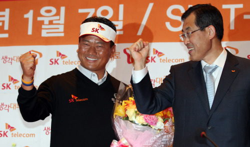 <YONHAP PHOTO-0852> SK텔레콤, 최경주 메인스폰서 계약 (서울=연합뉴스) 한상균 기자 = 한국프로골프의 간판 최경주가 7일 SK텔레콤과 3년간 메인스폰서 계약을 체결했다. 이날 오전 서울 을지로 SK T타워에서 최경주 선수가 계약식 후 SK텔레콤 GMS 김준호 사장과 포즈를 취하고 있다. 2011.1.7 xyz@yna.co.kr/2011-01-07 11:36:59/ <저작권자 ⓒ 1980-2011 ㈜연합뉴스. 무단 전재 재배포 금지.>
Korean veteran golfer K.J. Choi (left) poses with SK Telecom GMS CIC (Company in Company) president Kim Joon-ho after signing a three-year sponsorship with SK Telecom Thursday in Seoul.  Yonhap News