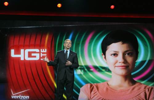 <YONHAP PHOTO-0243> LAS VEGAS - JANUARY 06: Verizon President and COO Lowell McAdam delivers a keynote address at the 2011 International Consumer Electronics Show at the Las Vegas Hilton January 6, 2011 in Las Vegas, Nevada. CES, the world's largest annual consumer technology tradeshow, runs from January 6-9 and is expected to feature 2,700 exhibitors showing off their latest products and services to about 126,000 attendees. Justin Sullivan/Getty Images/AFP== FOR NEWSPAPERS, INTERNET, TELCOS & TELEVISION USE ONLY == /2011-01-07 05:22:08/ <저작권자 ⓒ 1980-2011 ㈜연합뉴스. 무단 전재 재배포 금지.>
Verizon President and COO Lowell McAdam delivers a keynote address at the 2011 International Consumer Electronics Show at the Las Vegas Hilton on Thursday in Las Vegas, Nevada.
AFP-Yonhap News