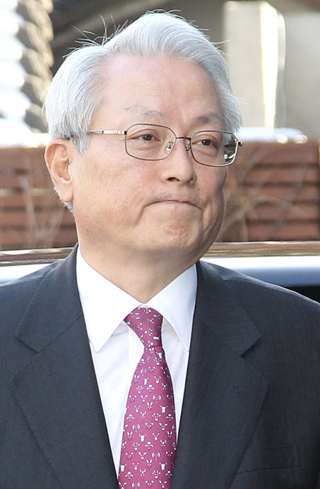 <YONHAP PHOTO-1765> 굳은 표정의 감사원장 후보자 (서울=연합뉴스) 안정원 기자 = 정동기 감사원장 후보자가 6일 서울 종로구 통의동 금융감독원 별관에 마련된 후보자 사무실로 출근하고 있다. 정 후보자는 최근 재산증식 논란과 관련 "법무법인에서 정당하게 급여로 받은 것이기 때문에 문제는 없다"며 "다만 서민 입장에서 볼 때 액수가 많아 곤혹스럽다"고 말했다. 2011.1.6 jeong@yna.co.kr/2011-01-06 15:53:37/ <저작권자 ⓒ 1980-2011 ㈜연합뉴스. 무단 전재 재배포 금지.>
Chung Tong-ki
Chung Tong-ki