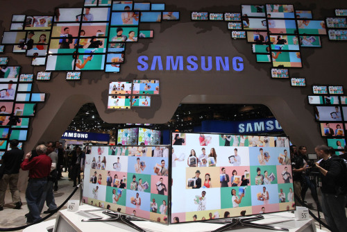 <YONHAP PHOTO-0671> CES 2011 삼성전자 부스 전경 (서울=연합뉴스) 6일(현지시간)부터 오는 9일까지 미국 라스베이거스에서 열리는 세계 최대 멀티미디어 가전 전시회인 CES 2011의 삼성전자 부스 전경. 2011.1.7 photo@yna.co.kr/2011-01-07 09:47:48/ <저작권자 ⓒ 1980-2011 ㈜연합뉴스. 무단 전재 재배포 금지.>
The right photo shows Samsung Electronics’ promotional booth.   Yonhap News