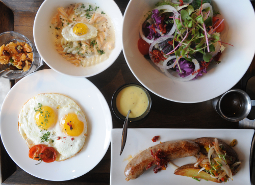 Patrons can get more bang for the buck with Serial Gourmet’s brunch set A, which includes a salad, a small bowl of pasta, a large handmade
Louisiana-style sausage, wedge-cut fries, eggs, and granola cereal with milk. A small crock of Creole mustard acts as the perfect
condiment for the sausage. (Lee Sang-sub/The Korea Herald)