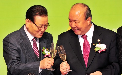 7일 오후 서울 소공동 롯데호텔에서 열린 2011년 건설인 신년인사회에서 정종환 국토해양부장관과 권홍사 대한건설협회장이 건배를 하고 있다.<br />김명섭 기자 msiron@
7일 오후 서울 소공동 롯데호텔에서 열린 2011년 건설인 신년인사회에서 정종환 국토해양부장관과 권홍사 대한건설협회장이 건배를 하고 있다.
김명섭 기자 msiron@