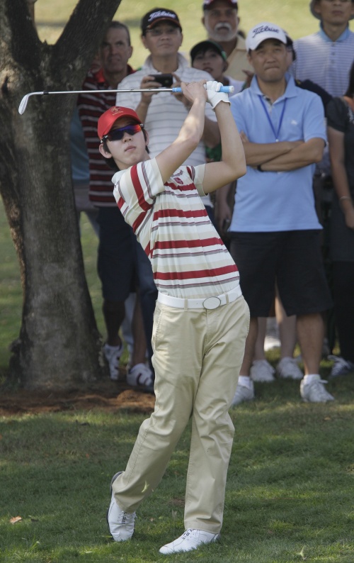 <YONHAP PHOTO-1207> Asia team Noh Seung-yul of South Korea hits the ball from fairway on the 2nd hole during his four-ball match against Europe team in the fifth Royal Trophy golf tournament at the Black Mountain Golf Club in Hua Hin, southeastern Thailand, Saturday, Jan. 8, 2011. (AP Photo/Sakchai Lalit)/2011-01-08 18:27:48/ <저작권자 ⓒ 1980-2011 ㈜연합뉴스. 무단 전재 재배포 금지.>
Asia’s Noh Seung-yul hits a shot on the second hole. AP-Yonhap News
Asia’s Noh Seung-yul hits a shot on the second hole. AP-Yonhap News