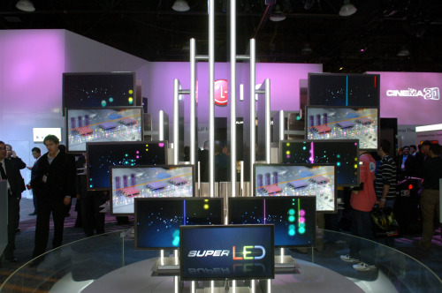 <YONHAP PHOTO-1038> CES 2011, LG전자 LED 모니터 전시장 (서울=연합뉴스) 미국 라스베이거스 컨벤션 센터(LVCC)에서 열리고 있는 세계 최대 가전 전시회인 'CES 2011'에서 관람객들이 LG전자의 LED 모니터 전시장을 찾아 관람하고 있다. << LG전자 >> 2011.1.8/2011-01-08 14:56:30/ <저작권자 ⓒ 1980-2011 ㈜연합뉴스. 무단 전재 재배포 금지.>
Visitors look at LG Electronics’ latest monitors at the Consumer Electronics Show in Las Vegas on Saturday.  LG Electronics