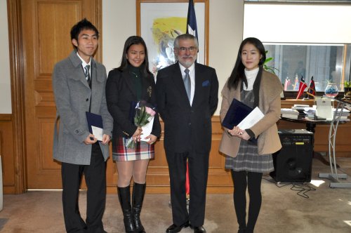 Chile Ambassador Hernan Brantes at the embassy’s Spanish writing
contest. Pictured with Brantes (from left to right) are Bang Jinman,
Song Ji-sun and Kim Gwi-ryu. (Yoav Cerralbo/The Korea Herald)