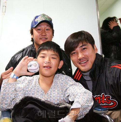 위는 장애인재단 봉사에 참여한 김태균, 김석류부부.
아래는 소아암환자를 만난 이대호, 홍성흔.