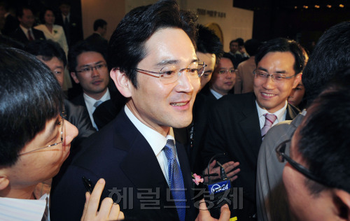이재용 삼성전자 전무가 3일 호암상 시상식에 참석했다 기자들로부터 거취와 관련해 질문을 받고 있다./ 박해묵기자 mook@heraldm.com/2008.06.03
이재용 삼성전자 전무가 3일 호암상 시상식에 참석했다 기자들로부터 거취와 관련해 질문을 받고 있다./ 박해묵기자 mook@heraldm.com/2008.06.03
이재용 삼성전자 전무가 3일 호암상 시상식에 참석했다 기자들로부터 거취와 관련해 질문을 받고 있다./ 박해묵기자 mook@heraldm.com/2008.06.03