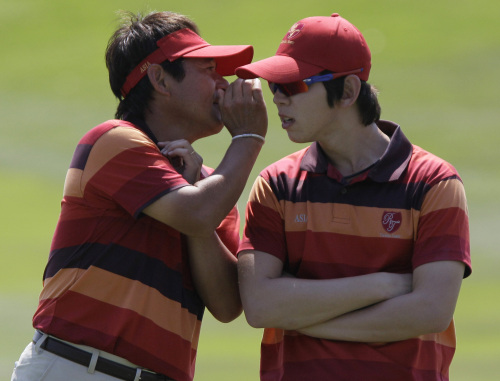 <YONHAP PHOTO-1209> Asia team captain Naomichi Ozaki, left, wispers with Noh Seung-yui of South Korea on the 10th hole at the Royal Trophy matchplay golf against the Europe team at the Black Mountain Golf Club in Hua Hin, southeastern Thailand, Sunday, Jan. 9, 2011. (AP Photo/Sakchai Lalit)/2011-01-09 23:05:00/ <저작권자 ⓒ 1980-2011 ㈜연합뉴스. 무단 전재 재배포 금지.>
<YONHAP PHOTO-1209> Asia team captain Naomichi Ozaki, left, wispers with Noh Seung-yui of South Korea on the 10th hole at the Royal Trophy matchplay golf against the Europe team at the Black Mountain Golf Club in Hua Hin, southeastern Thailand, Sunday, Jan. 9, 2011. (AP Photo/Sakchai Lalit)/2011-01-09 23:05:00/ <저작권자 ⓒ 1980-2011 ㈜연합뉴스. 무단 전재 재배포 금지.>
<YONHAP PHOTO-1209> Asia team captain Naomichi Ozaki, left, wispers with Noh Seung-yui of South Korea on the 10th hole at the Royal Trophy matchplay golf against the Europe team at the Black Mountain Golf Club in Hua Hin, southeastern Thailand, Sunday, Jan. 9, 2011. (AP Photo/Sakchai Lalit)/2011-01-09 23:05:00/ <저작권자 ⓒ 1980-2011 ㈜연합뉴스. 무단 전재 재배포 금지.>
조 오자키 단장(왼쪽)이 9일(현지시간) 경기를 마친 노승열에게 귓속말을 하고 있다. [AP연합뉴스]