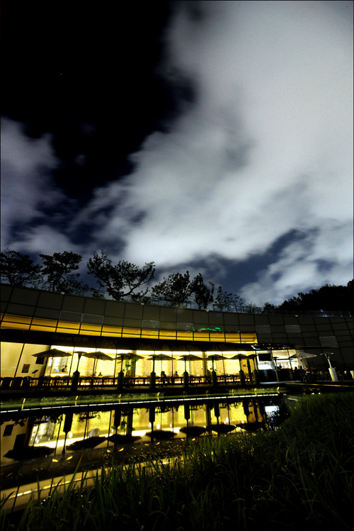 유난히 추운 요즘 겨울밤, 가족 연인과 함께 멋진 야경을 감상할 수 있게 서울 곳곳에 있는 공원들이 야간 조명을 밝히고 있다.