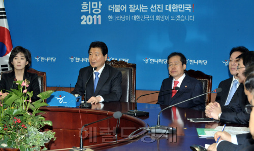 한나라당 안상수 대표가 10일 오전 여의도당사에서 열린 최고위원회의에서 모두발언을 하고 있다.양동출dcyang@heraldm.com/110110/
안상수(왼쪽 두 번째) 한나라당 대표가 10일 오전 서울 여의도 당사에서 열린 최고위에서 구제역 확산 방지와 물가 안정 대책을 정부에 주문하고 있다. 양동출 기자/dcyang@heraldm.com
안상수(왼쪽 두 번째) 한나라당 대표가 10일 오전 서울 여의도 당사에서 열린 최고위에서 모두발언을 하고 있다. 안 대표는 이날 사퇴 압력을 받고 있는 정동기 감사원장 후보자에 대해 “적격성이 있다고 보기 힘들다”고 말했다. 양동출 기자/dcyang@