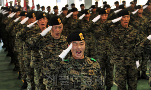 10일 경기도 광주시 특수전 교육단 백마대 체육관에서 열린 UAE군사훈련협력단 창설 및 환송식행사에서 파견 부대원들이 힘차게 경례를 하고 있다.<br />김명섭 기자 msiron@
10일 경기도 광주시 특수전 교육단 백마대 체육관에서 열린 UAE군사훈련협력단 창설 및 환송식행사에서 파견 부대원들이 힘차게 경례를 하고 있다.
김명섭 기자 msiron@
10일 경기도 광주시 특수전 교육단 백마대 체육관에서는 ‘UAE 군사훈련협력단 창설 및 환송식’ 행사가 열렸다. 장병들은 자녀와 잠시 떨어지게 된 상황을 아쉬워하며 애틋한 정을 표하기도 했다. 김명섭 기자/msiron@heraldm.com