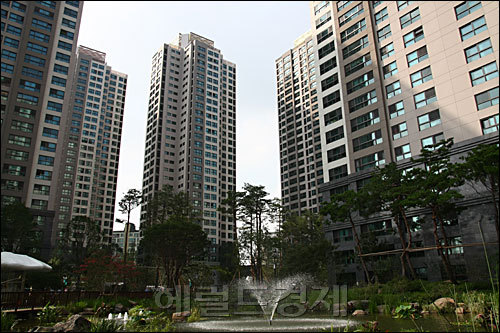 정부가 지난 7일 전세대책을 내놓았지만, 시장에서는 급등세가 계속되는등 정책이 전혀 먹혀들지 않고 있다. 사진은 전세대란이 벌어지고 있는 서울 서초구의 한 아파트 전경. [헤럴드경제DB]