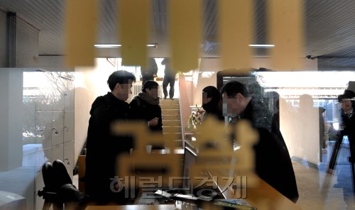 서울 동부지방검찰청 스케치./ 안훈기자 rosedale@ 2010.01.10
서울 동부지방검찰청 스케치./ 안훈기자 rosedale@ 2010.01.10
건설현장 식당 운영권을 둘러싼 전방위 비리 의혹이 청와대까지 확대된 가운데 서울동부지검 직원이 10일 분주하게 움직이고 있다. 10여명의 매머드급 전담 수사진을 구성한 검찰은 이날 오후 강희락 전 경찰청장을 시작으로 기업인부터 경찰 간부, 장ㆍ차관급 공직자, 국회의원, 공기업 사장, 지방자치단체장 등 피의자 조사에 본격 나섰다. 안훈 기자/rosedale@heraldm.com